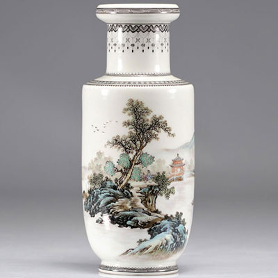 Porcelain vase decorated with landscapes from the Chinese Republic period (中華民國)