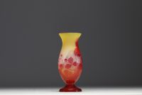 Émile GALLÉ (1846-1904) Vase en verre multicouche dégagé à l'acide à décor de fraises des bois, signé.