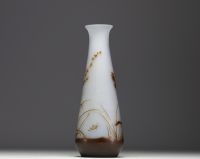 Émile GALLÉ (1846-1904) Vase en verre multicouche dégagé à l'acide décor d'orchidées, signé. orchidée