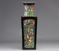 Vase en porcelaine de la Famille noire à décor de personnages du XIXe siècle 