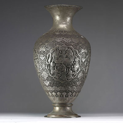 Persia - Very imposing silver-plated metal vase decorated with figures, circa 1900.