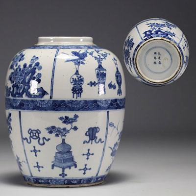 Chine - Vase en porcelaine blanc bleu, marque et époque Kangxi.