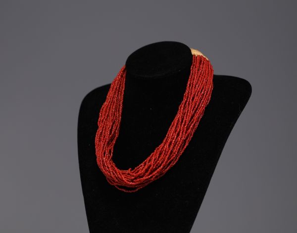 Chine - Collier en petites perles de corail rouge.