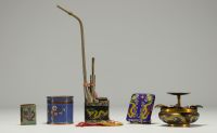 Chine - Ensemble de fumeur composé de cinq pièces en émaux cloisonnés.