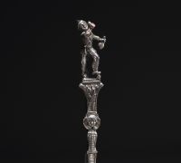 Solid silver ragout spoon surmounted by a pitre, court entertainer, 18th century.