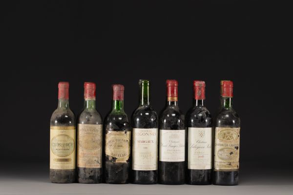 Lot de 21 bouteilles de divers vins de Bordeaux.