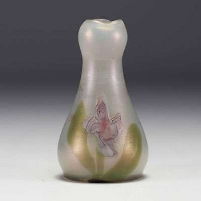 Small Art Nouveau vase in multi-layered glass in the style of Johan LOETZ, unsigned.