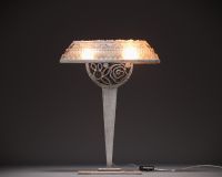 HETTIER & VINCENT (attr. à) Art deco lamp in satin-finish pressed moulded glass, wrought iron base.