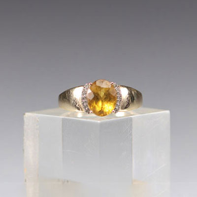 Gold ring with circular citrine center