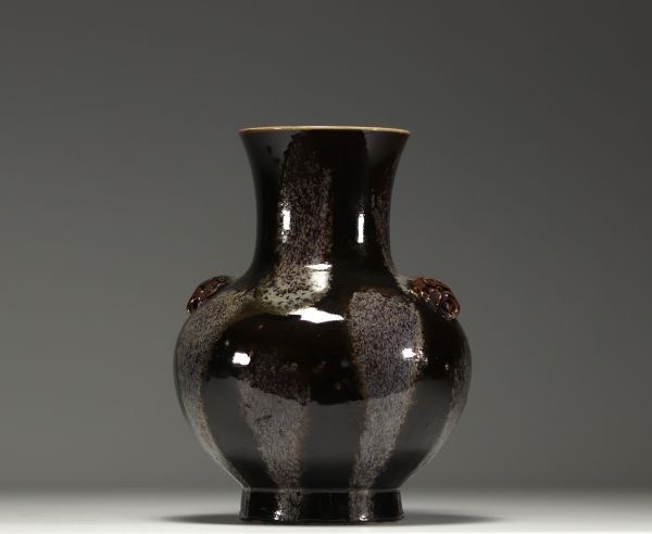 Chine - Vase à glaçure noire et flamée, marque sous pièce.