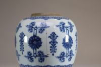 China - Pair of white-blue porcelain covered potiches, circle mark under the piece.