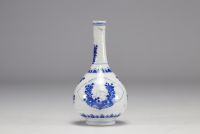 Petit vase en porcelaine en blanc et bleu à décor de fleurs de l'époque Kangxi (1661-1722)