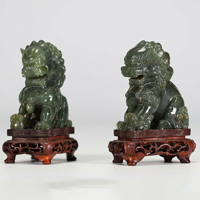 Chine - Paire de Lions de Fô, gardiens de temples, en jade vert sur terrasses en bois ajourées et moulurées.