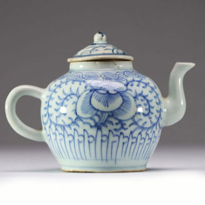 Chine - Théière en porcelaine blanc bleu à décor floral, fin d'époque Ming.