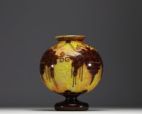 Le Verre Français - Vase boule sur piédouche en verre multicouche dégagé à l'acide à décor de coupe aux raisins, signé.