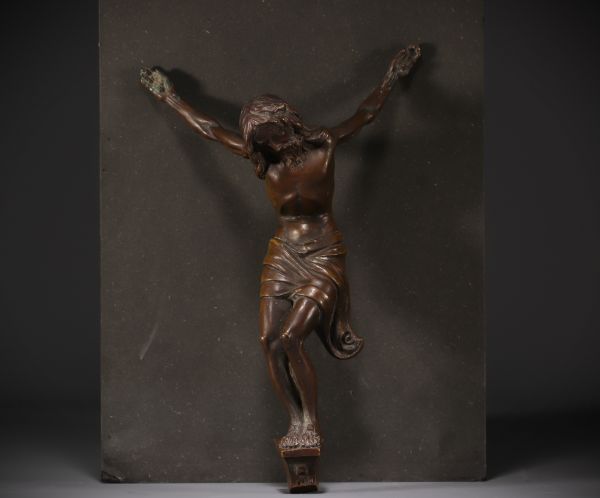 Christ en bronze à patine brune, corps en torsion, d'époque XVIIIème.