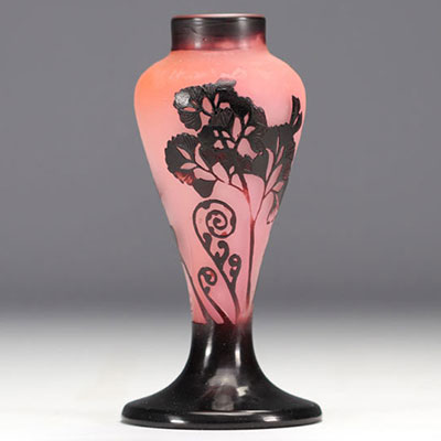 Emile Gallé - vase en verre multicouche à décor de fleurs