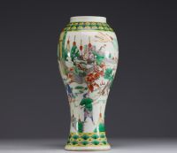 Chine - Vase en porcelaine polychrome famille verte à décor de personnages, XIXème.