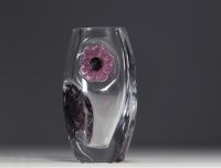 DAUM France - Vase en cristal modèle Coppelia orné de fleurs roses et mauves en pâte de verre, vers 1980, signé.