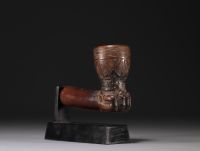 Kuba pipe, shaft supported by a hand carved wood, brown patina - Provenance: Kellim Brown