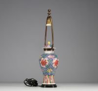 Chine - Vase couvert monté en lampe en porcelaine polychrome famille rose à décor floral, époque Qing