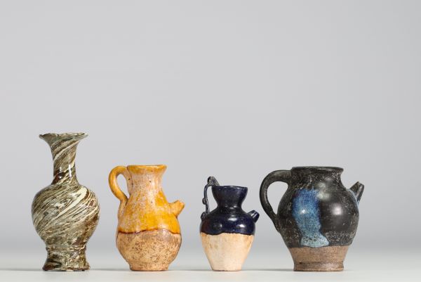 Chine - Ensemble de quatre pièces, vases et verseuses en terre cuite vernissée, Dynastie Tang.