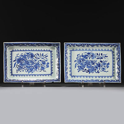 China - Pair of white and blue trays with floral decoration, Qianlong