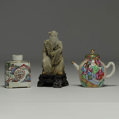 Chine - Ensemble composé d'une boite à thé en porcelaine Compagnie des Indes XVIIIème, une théière en porcelaine de Canton et d'un Sage en stéatite.
