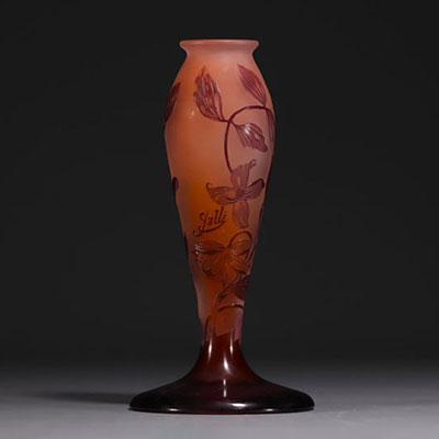 Émile GALLÉ (1846-1904) Pied de Lampe en verre multicouche dégagé à l'acide dans des tons de rose orangé à décor floral, signé.