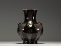 Chine - Vase à glaçure noire et flamée, marque sous pièce.