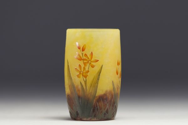 DAUM Nancy - Vase gobelet en verre multicouche dégagé à l'acide à décor émaillé de fleurs, signé dans le décor.