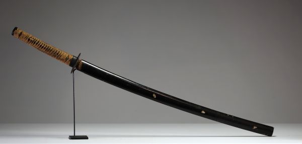 Japon - Katana ancien, fourreau en laque et incrustations de nacre, tsuka en galuchat et toile, tsuba ajouré à décor d'une fleur, période Edo, XVIIIème.