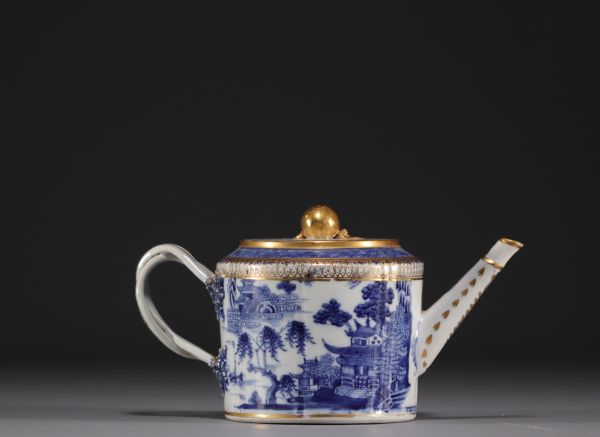 Chine - Théière en porcelaine bleu blanc rehaussée d'or, Qianlong, XVIIIème.