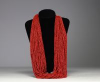 Chine - Imposant et large collier en petites perles de corail rouge.