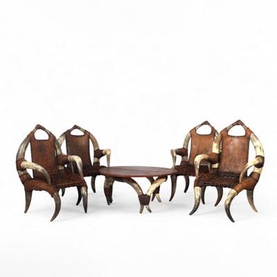 Ensemble composé d'une table et de quatre fauteuils ethniques en cornes et cuir de buffle, vers 1970-80