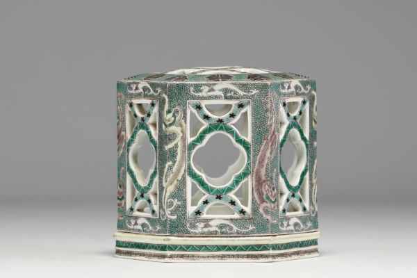Chine - Brûle parfum en porcelaine famille verte à décor de dragons, époque XIXème.
