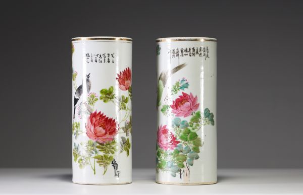 Chine - Paire de vases rouleaux en porcelaine polychrome qianjiang cai à décor de pivoines et oiseaux, vers 1900.