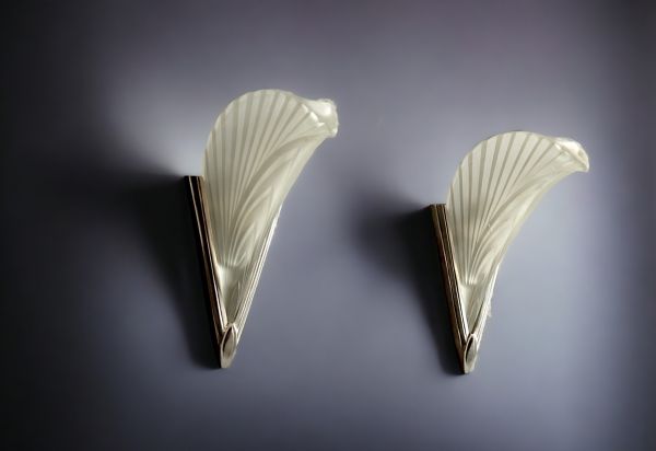 Pair of Art Deco sconces in sandblasted glass, silvered bronze mount.