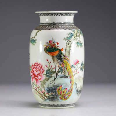 Chine - Vase en porcelaine polychrome à décor floral et d'oiseaux, époque République.