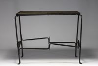 Table basse, tablette en cuivre gravé à motif de coqs stylisés, piètement en fer martelé, vers 1950-60.