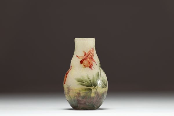 DAUM Nancy - Petit vase en verre multicouche dégagé à l'acide à décor émaillé de fleurs d'ancolies, signé.