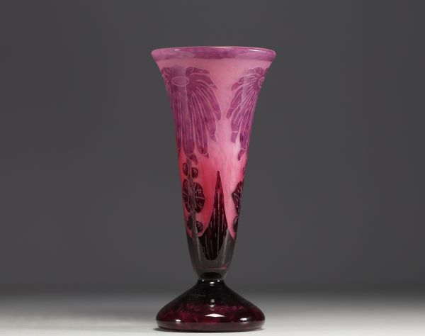 Le Verre Français - Vase en verre multicouche dégagé à l'acide à décor de dahlias, signé.