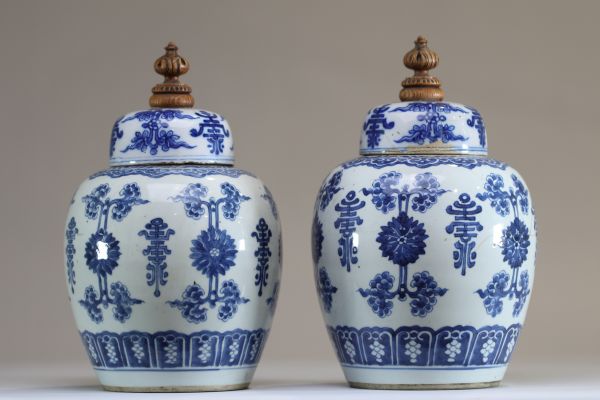 Chine - Paire de potiches couvertes en porcelaine blanc bleu, marque aux cercles sous la pièce.