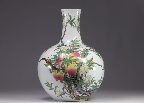 Chine - vase aux neuf pêches en porcelaine, marque Qianlang.