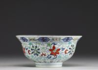 Chine - Bol en porcelaine Doucai à décor de fleurs, marque Yongzheng sous la pièce.