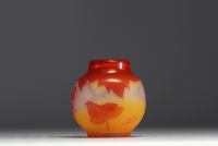 Émile GALLÉ (1846-1904) Vase en verre multicouche dégagé à l'acide à décor de baies et de feuilles.