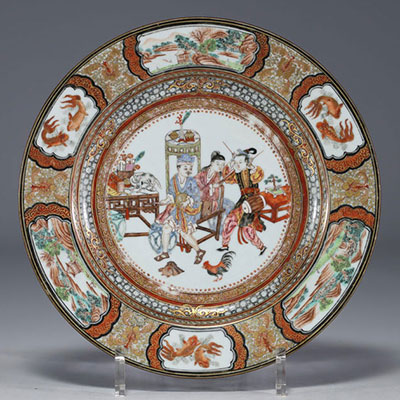 Chine - Assiette en porcelaine polychrome, décor de personnages, d'animaux et floral, début XVIIIème.