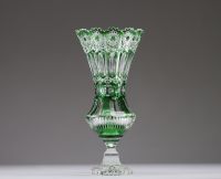 Val Saint Lambert - Vase en cristal taillé doublé vert émeraude.