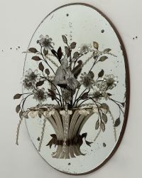 Maison Bagues - Rare paire de grandes appliques formant des corbeilles de fleurs en métal et verre surmontées de perroquets en verre moulé.