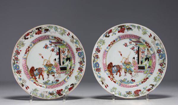 Chine - Paire d'assiettes en porcelaine polychrome famille rose, XIXe siècle.